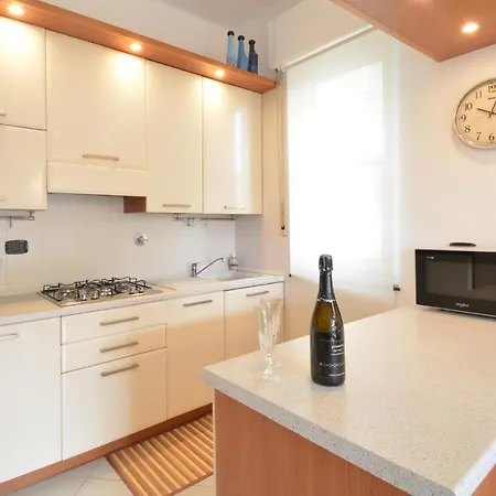 Amazing In With Kitchen Apartment *